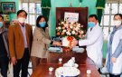 Lãnh đạo thị trấn Kim Tân thăm và tặng quà cho các cán bộ Trạm y tế thị trấn Kim Tân